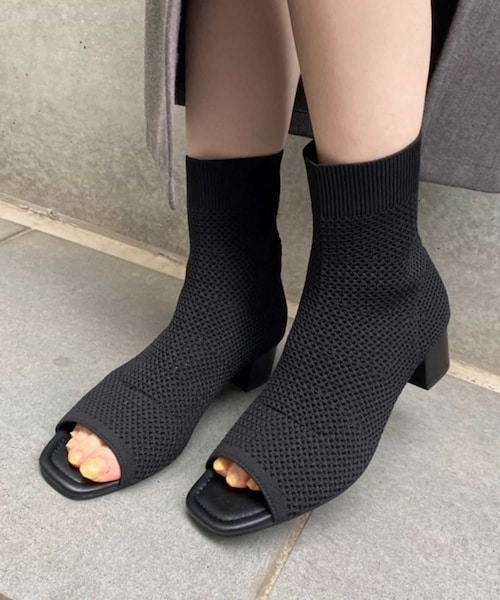 one after another NICE CLAUP(ワンアフターアナザーナイスクラップ)の「ニットブーツサンダル(その他シューズ・レディース・アイボリー/ブラック・1/2/3)」の1枚目の写真
