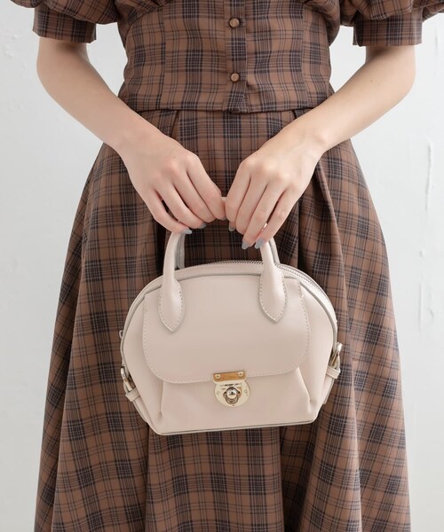 OLIVE des OLIVE(オリーブデオリーブ)の「【WEB限定カラーあり】ラウンドサドルショルダー(ショルダーバッグ・レディース・オフホワイト/ピンク/キャメル/ブラック・FREE)」の2枚目の写真