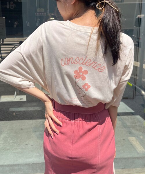 OLIVE des OLIVE（オリーブデオリーブ）の「花プリントビッグＴシャツ（Tシャツ/カットソー・レディース・オフホワイト/ピンク/ブルー/アイボリー・FREE）」の2枚目の写真