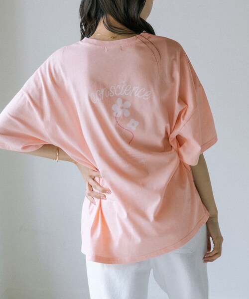 OLIVE des OLIVE（オリーブデオリーブ）の「花プリントビッグＴシャツ（Tシャツ/カットソー・レディース・オフホワイト/ピンク/ブルー/アイボリー・FREE）」の3枚目の写真