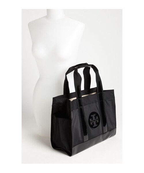 TORY BURCH（トリーバーチ）の「Tory Burch 'Tory' Nylon Tote, Large（トートバッグ・レディース・Black/ Black）」の4枚目の写真