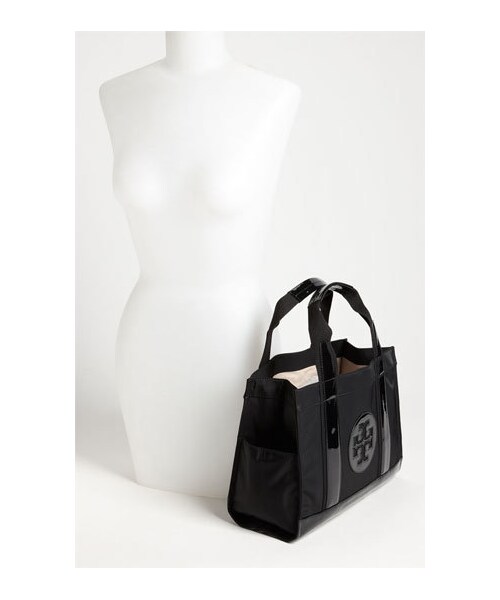 TORY BURCH(トリーバーチ)の「Tory Burch 'Mini Tory' Nylon Tote, Medium(トートバッグ・レディース・Black/ Black)」の2枚目の写真