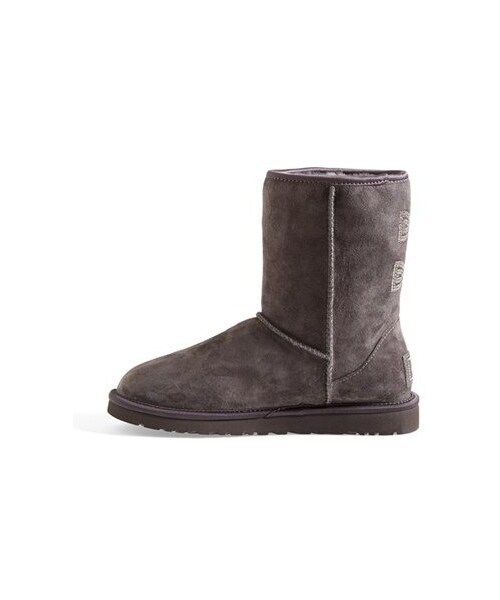 UGG（アグ）の「UGG® Australia 'Classic Short - Crystal Bow' Water Resistant Suede Boot (Women)（ブーツ・レディース・Locomotive Grey/Port・6 M/7 M/8 M/9 M/10 M/5 M）」の2枚目の写真