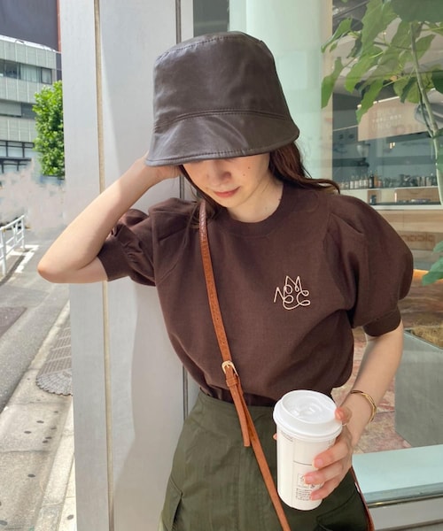 one after another NICE CLAUP(ワンアフターアナザーナイスクラップ)の「ブローチ付き半袖ニット(ニット/セーター・レディース・アイボリー/ピンク/レッド/ブラウン/ブラック・0)」の1枚目の写真