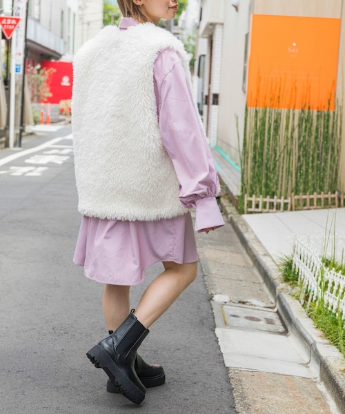 w closet(ダブルクローゼット)の「★先行予約★ボリュームフェイクファーベスト【8月中旬入荷】(ジャケット/アウター・レディース・アイボリー/Lベージュ/モカ・FREE)」の13枚目の写真