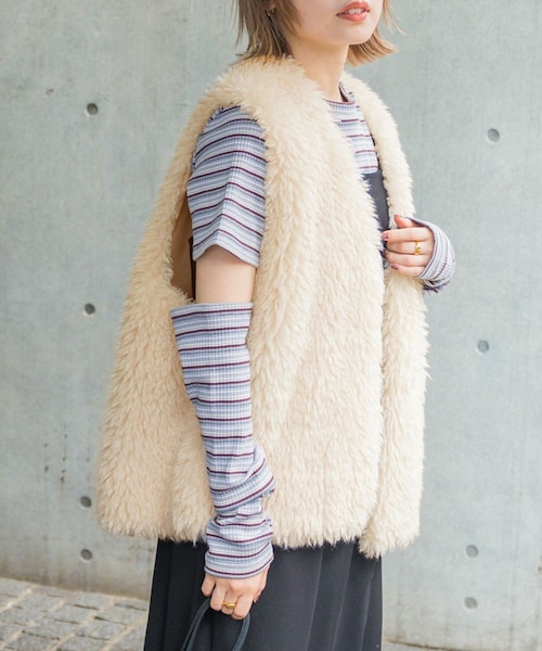 w closet(ダブルクローゼット)の「★先行予約★ボリュームフェイクファーベスト【8月中旬入荷】(ジャケット/アウター・レディース・アイボリー/Lベージュ/モカ・FREE)」の2枚目の写真