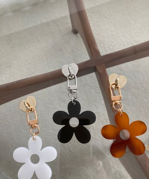 LOWRYS FARM（ローリーズファーム）の「ハートフックツキハナチャーム（ファッション雑貨・レディース・ホワイト01/ブラック09/ピンク22/ブラウン58・FREE）」の11枚目の写真