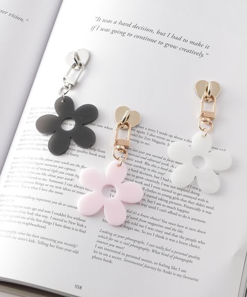 LOWRYS FARM（ローリーズファーム）の「ハートフックツキハナチャーム（ファッション雑貨・レディース・ホワイト01/ブラック09/ピンク22/ブラウン58・FREE）」の19枚目の写真