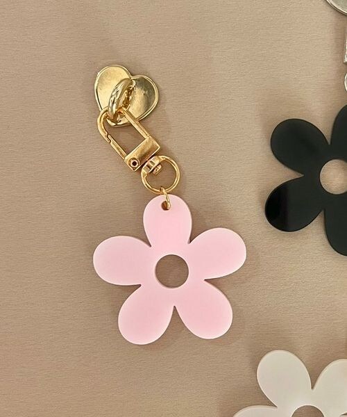 LOWRYS FARM（ローリーズファーム）の「ハートフックツキハナチャーム（ファッション雑貨・レディース・ホワイト01/ブラック09/ピンク22/ブラウン58・FREE）」の3枚目の写真