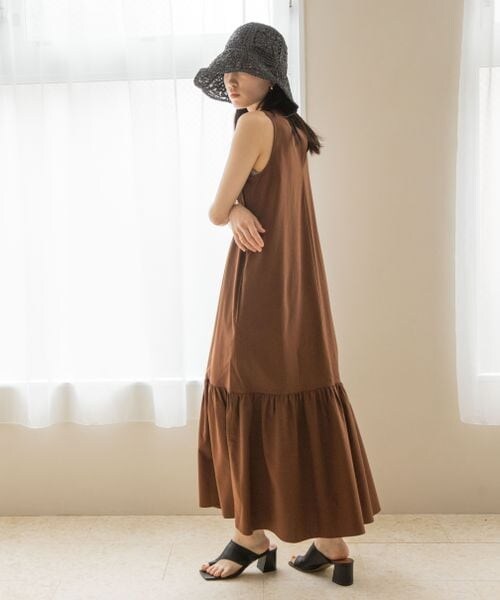 LOWRYS FARM（ローリーズファーム）の「ティアードワンピースノースリーブ（ワンピース/ドレス・レディース・アイボリー08/ブラック09/オレンジ45/ブラウン58・F）」の4枚目の写真