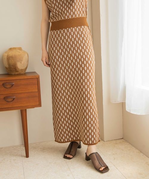 LOWRYS FARM（ローリーズファーム）の「ジオメトリック柄タイトスカート（スカート・レディース・ブラック09/ブラウン55/ブルー85・F）」の2枚目の写真