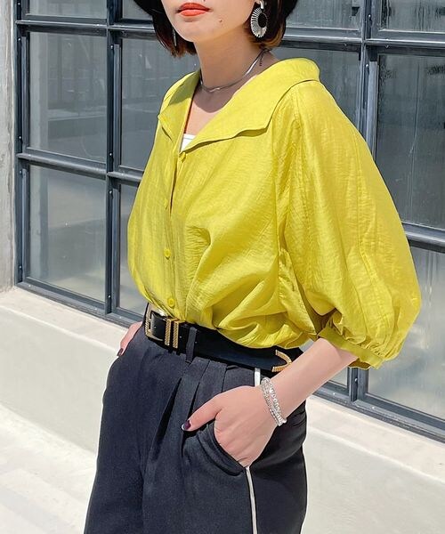 PAGEBOY(ページボーイ)の「BIGカラーブラウス(トップス・レディース・オフホワイト05/ブラック09/グレージュ12/ハニー63・F)」の4枚目の写真