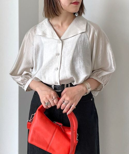 PAGEBOY(ページボーイ)の「BIGカラーブラウス(トップス・レディース・オフホワイト05/ブラック09/グレージュ12/ハニー63・F)」の3枚目の写真