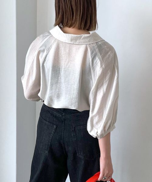 PAGEBOY(ページボーイ)の「BIGカラーブラウス(トップス・レディース・オフホワイト05/ブラック09/グレージュ12/ハニー63・F)」の11枚目の写真