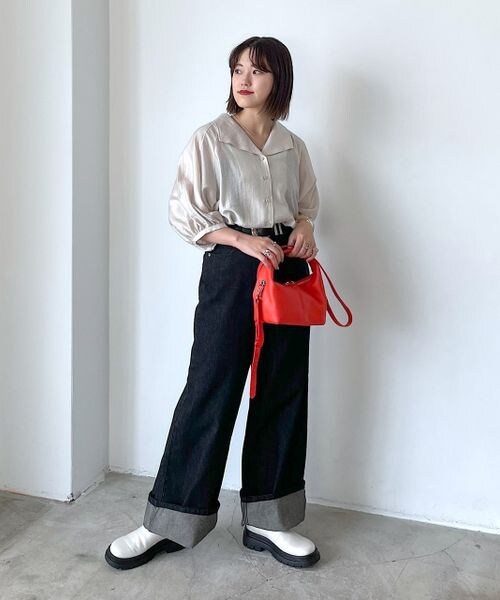 PAGEBOY(ページボーイ)の「BIGカラーブラウス(トップス・レディース・オフホワイト05/ブラック09/グレージュ12/ハニー63・F)」の12枚目の写真