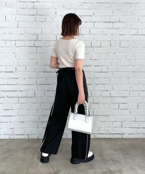 PAGEBOY(ページボーイ)の「テレコメローコンパクトTシャツ(トップス・レディース・オフホワイト05/ブラック09/グレージュ12/ロイヤルブルー83・F)」の9枚目の写真