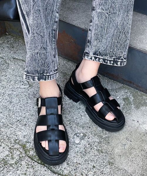 PAGEBOY（ページボーイ）の「グルカサンダル（シューズ・レディース・パイソン柄01/オフホワイト05/ブラック09・M (23.5cm)/L (24.5cm)）」の7枚目の写真