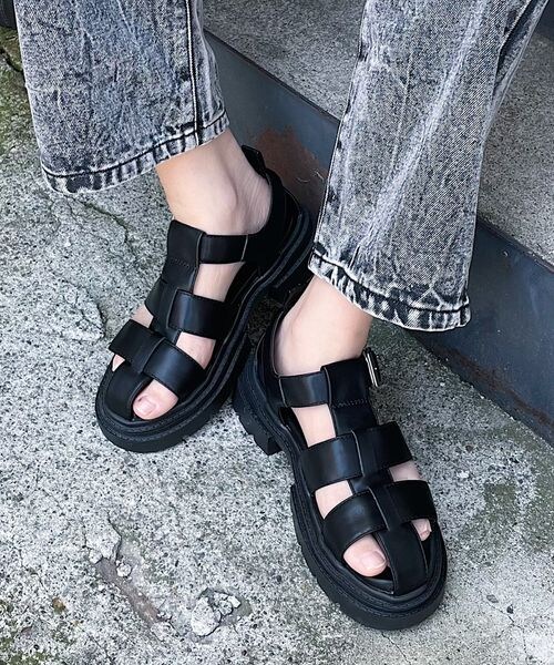 PAGEBOY（ページボーイ）の「グルカサンダル（シューズ・レディース・パイソン柄01/オフホワイト05/ブラック09・M (23.5cm)/L (24.5cm)）」の3枚目の写真