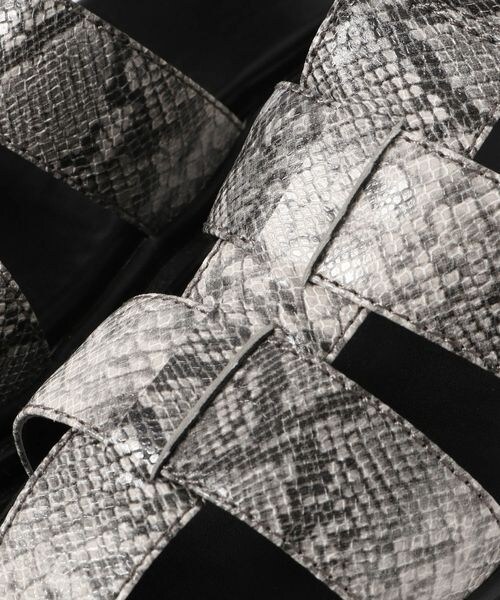 PAGEBOY（ページボーイ）の「グルカサンダル（シューズ・レディース・パイソン柄01/オフホワイト05/ブラック09・M (23.5cm)/L (24.5cm)）」の18枚目の写真