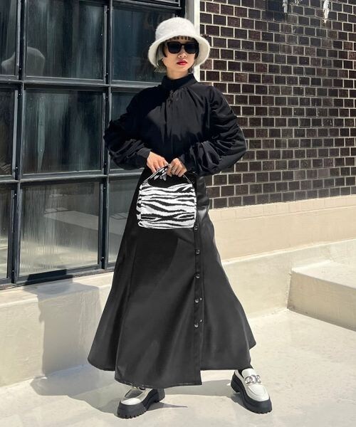 PAGEBOY(ページボーイ)の「エコレザードットスリットスカート(スカート・レディース・ブラック09・F)」の5枚目の写真