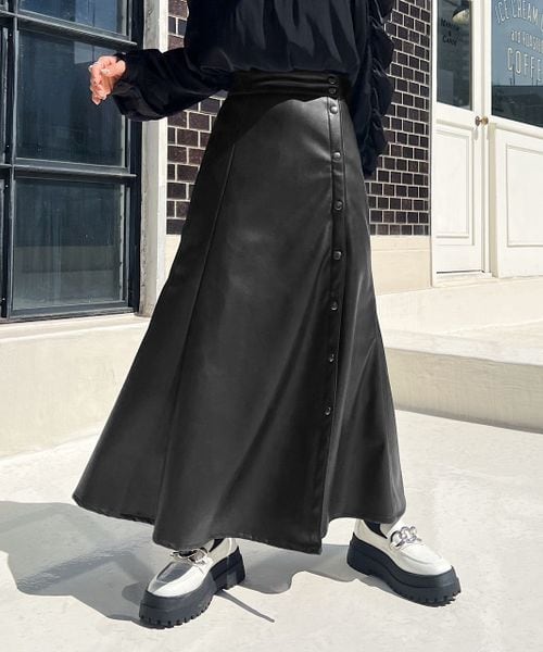 PAGEBOY(ページボーイ)の「エコレザードットスリットスカート(スカート・レディース・ブラック09・F)」の1枚目の写真