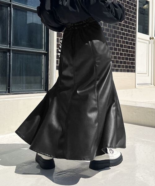 PAGEBOY(ページボーイ)の「エコレザードットスリットスカート(スカート・レディース・ブラック09・F)」の3枚目の写真