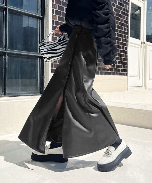 PAGEBOY(ページボーイ)の「エコレザードットスリットスカート(スカート・レディース・ブラック09・F)」の2枚目の写真