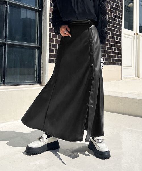 PAGEBOY(ページボーイ)の「エコレザードットスリットスカート(スカート・レディース・ブラック09・F)」の4枚目の写真