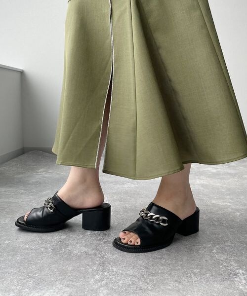 PAGEBOY（ページボーイ）の「スクエアタンクチェーンサンダル（シューズ・レディース・オフホワイト05/ブラック09・M(23.5cm)/L(24.5cm)）」の2枚目の写真