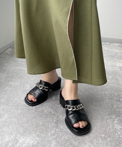 PAGEBOY（ページボーイ）の「スクエアタンクチェーンサンダル（シューズ・レディース・オフホワイト05/ブラック09・M(23.5cm)/L(24.5cm)）」の4枚目の写真