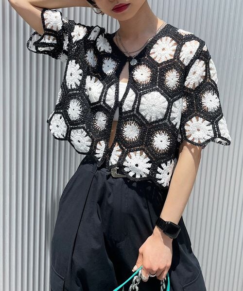 PAGEBOY(ページボーイ)の「クロシェライクショートカーディガン(トップス・レディース・ブラック09/ライム72/ブルー83・F)」の4枚目の写真