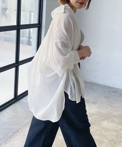 PAGEBOY(ページボーイ)の「楊柳シアーBIGシャツ(トップス・レディース・オフホワイト05/ブラック09/グレージュ12/ロイヤルブルー83・F)」の5枚目の写真