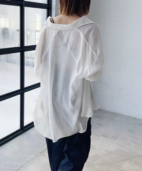 PAGEBOY(ページボーイ)の「楊柳シアーBIGシャツ(トップス・レディース・オフホワイト05/ブラック09/グレージュ12/ロイヤルブルー83・F)」の6枚目の写真