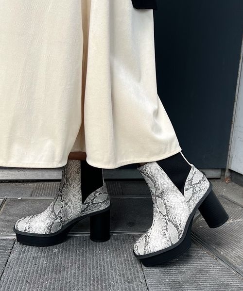 PAGEBOY（ページボーイ）の「ヘビーソールスタッズブーツ（シューズ・レディース・ブラック09/パイソン柄10・M(23.5cm)/L(24.5cm)）」の4枚目の写真