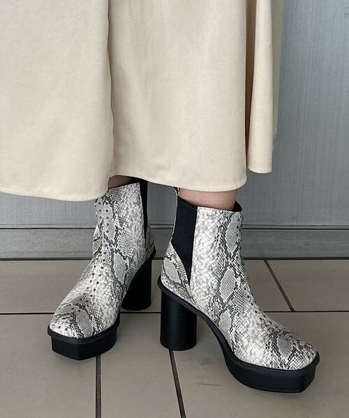 PAGEBOY（ページボーイ）の「ヘビーソールスタッズブーツ（シューズ・レディース・ブラック09/パイソン柄10・M(23.5cm)/L(24.5cm)）」の2枚目の写真
