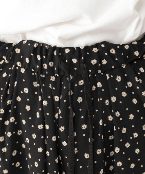 studio CLIP（スタディオクリップ）の「シワになりにくいゆったりパンツ（パンツ・レディース・レッドフラワー01/ブラックフラワー02/イエローフラワー03/タータンチェック04・F）」の14枚目の写真