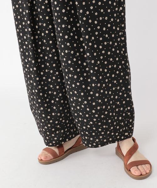 studio CLIP（スタディオクリップ）の「シワになりにくいゆったりパンツ（パンツ・レディース・レッドフラワー01/ブラックフラワー02/イエローフラワー03/タータンチェック04・F）」の16枚目の写真