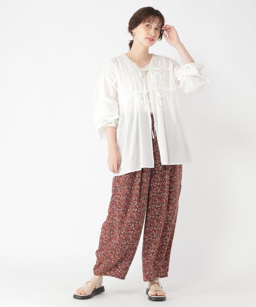 studio CLIP（スタディオクリップ）の「シワになりにくいゆったりパンツ（パンツ・レディース・レッドフラワー01/ブラックフラワー02/イエローフラワー03/タータンチェック04・F）」の5枚目の写真