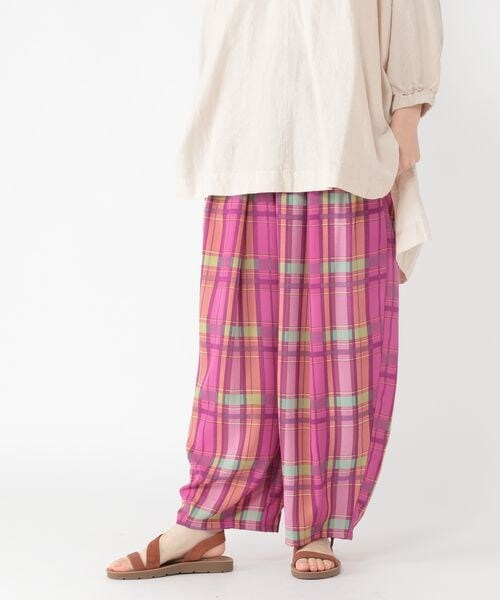 studio CLIP（スタディオクリップ）の「シワになりにくいゆったりパンツ（パンツ・レディース・レッドフラワー01/ブラックフラワー02/イエローフラワー03/タータンチェック04・F）」の4枚目の写真