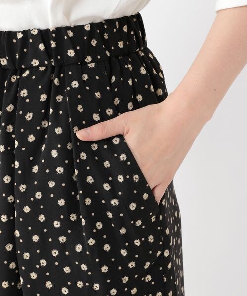 studio CLIP（スタディオクリップ）の「シワになりにくいゆったりパンツ（パンツ・レディース・レッドフラワー01/ブラックフラワー02/イエローフラワー03/タータンチェック04・F）」の15枚目の写真