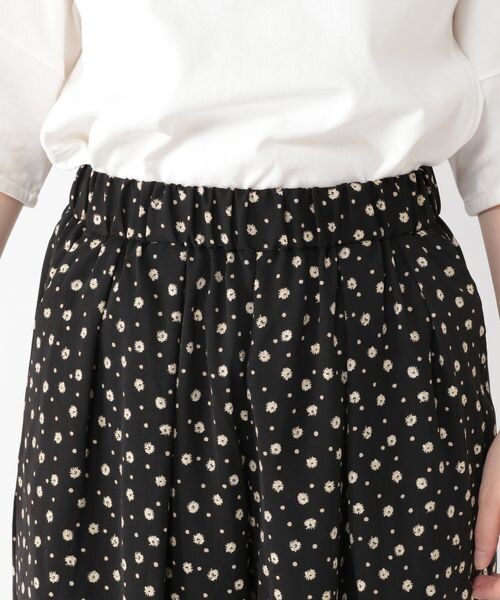 studio CLIP（スタディオクリップ）の「シワになりにくいゆったりパンツ（パンツ・レディース・レッドフラワー01/ブラックフラワー02/イエローフラワー03/タータンチェック04・F）」の13枚目の写真