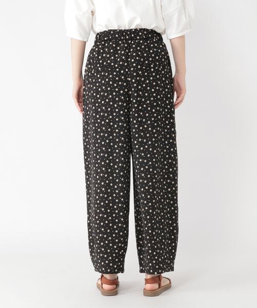 studio CLIP（スタディオクリップ）の「シワになりにくいゆったりパンツ（パンツ・レディース・レッドフラワー01/ブラックフラワー02/イエローフラワー03/タータンチェック04・F）」の12枚目の写真