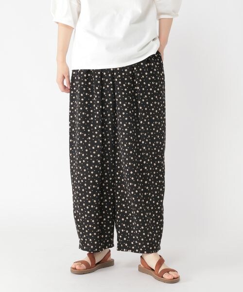 studio CLIP（スタディオクリップ）の「シワになりにくいゆったりパンツ（パンツ・レディース・レッドフラワー01/ブラックフラワー02/イエローフラワー03/タータンチェック04・F）」の2枚目の写真