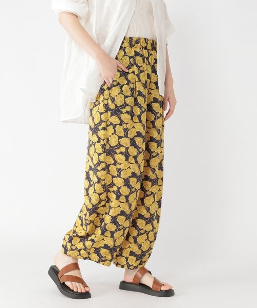 studio CLIP（スタディオクリップ）の「シワになりにくいゆったりパンツ（パンツ・レディース・レッドフラワー01/ブラックフラワー02/イエローフラワー03/タータンチェック04・F）」の3枚目の写真