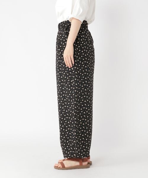 studio CLIP（スタディオクリップ）の「シワになりにくいゆったりパンツ（パンツ・レディース・レッドフラワー01/ブラックフラワー02/イエローフラワー03/タータンチェック04・F）」の11枚目の写真