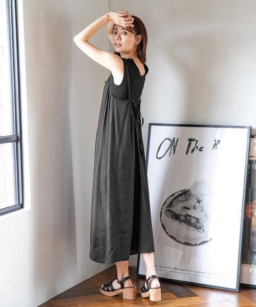 mysty woman(ミスティウーマン)の「バックギャザーキャミワンピース(ワンピース/ドレス・レディース・ブラック09/ベージュ52/パープル95・F)」の4枚目の写真