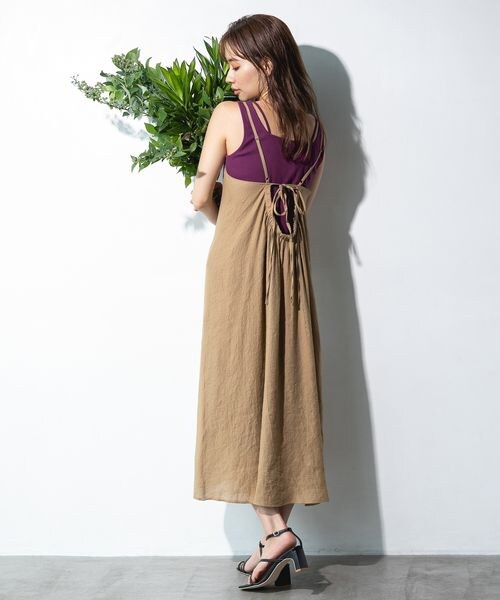 mysty woman(ミスティウーマン)の「バックギャザーキャミワンピース(ワンピース/ドレス・レディース・ブラック09/ベージュ52/パープル95・F)」の8枚目の写真