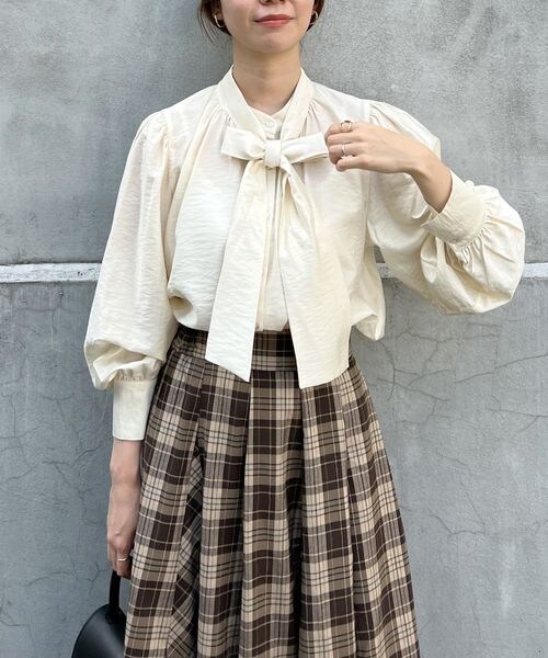 mysty woman(ミスティウーマン)の「ボウタイ付きブラウス(トップス・レディース・アイボリー08/ブラック09/ベージュ52・F)」の9枚目の写真
