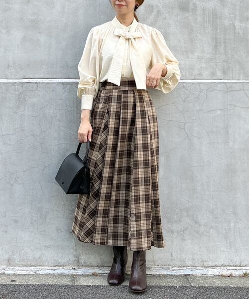 mysty woman(ミスティウーマン)の「ボウタイ付きブラウス(トップス・レディース・アイボリー08/ブラック09/ベージュ52・F)」の8枚目の写真