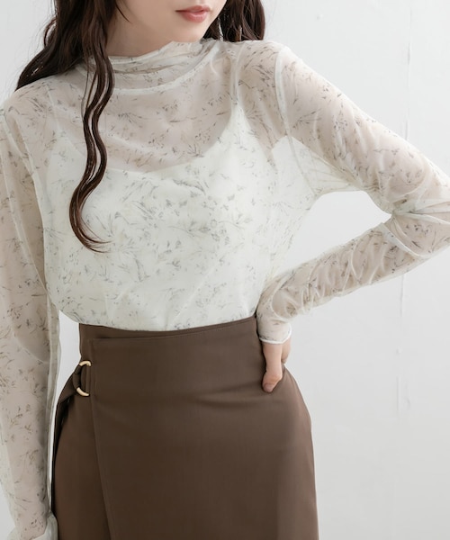 OLIVE des OLIVE（オリーブデオリーブ）の「プリントシアータートルインナー（Tシャツ/カットソー・レディース・オフホワイト/サックスブルー/ベージュ・FREE）」の2枚目の写真